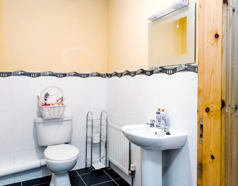 Family Room | Bathroom | Combined shower/tub, free toiletries, hair dryer, towels