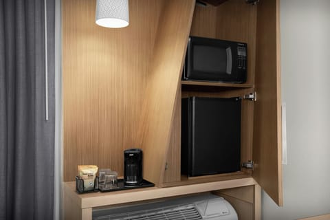 Pillowtop beds, desk, laptop workspace, blackout drapes