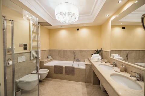 Exclusive Suite | Bathroom | Free toiletries, hair dryer, bidet, towels