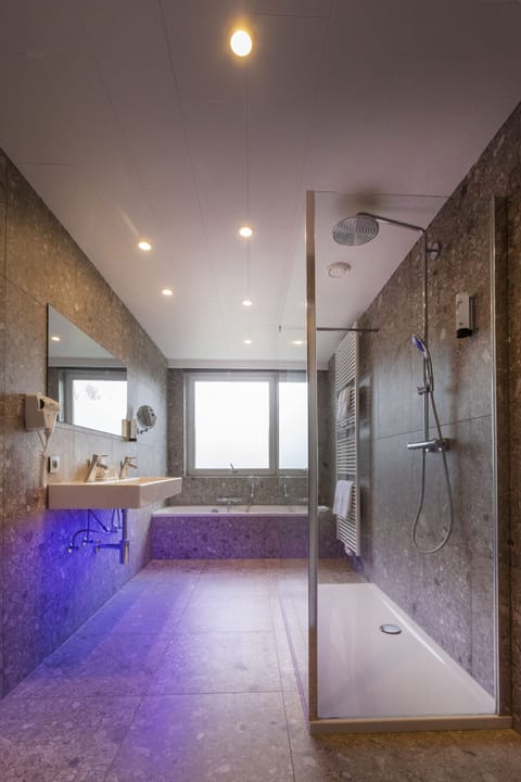 Junior Suite, Balcony | Bathroom | Free toiletries, hair dryer, soap, shampoo