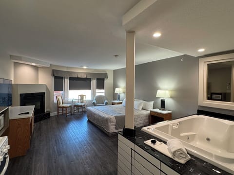 Deluxe Studio Suite, 1 King Bed, Jetted Tub | Desk, blackout drapes, soundproofing, free WiFi