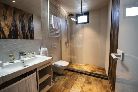 Apartment (A5) | Bathroom | Free toiletries, hair dryer, bathrobes, slippers