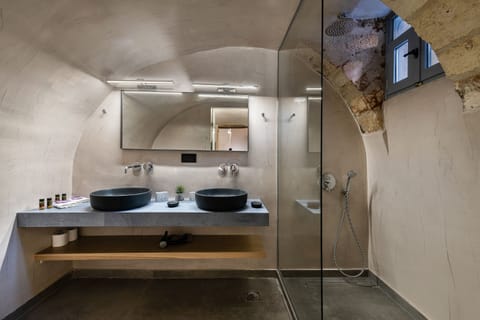 Suite with Patio | Bathroom | Shower, rainfall showerhead, free toiletries, hair dryer