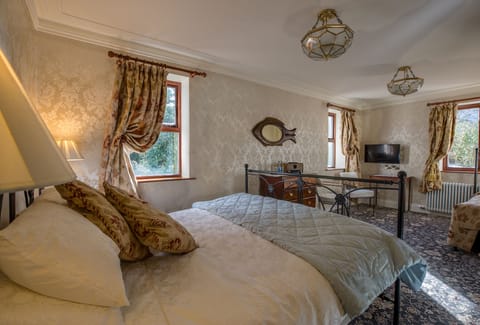 Deluxe Room (King Garden Room) | Hypo-allergenic bedding, individually decorated, individually furnished