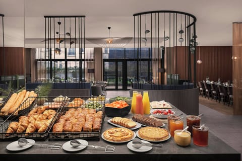 Daily full breakfast (EUR 26 per person)