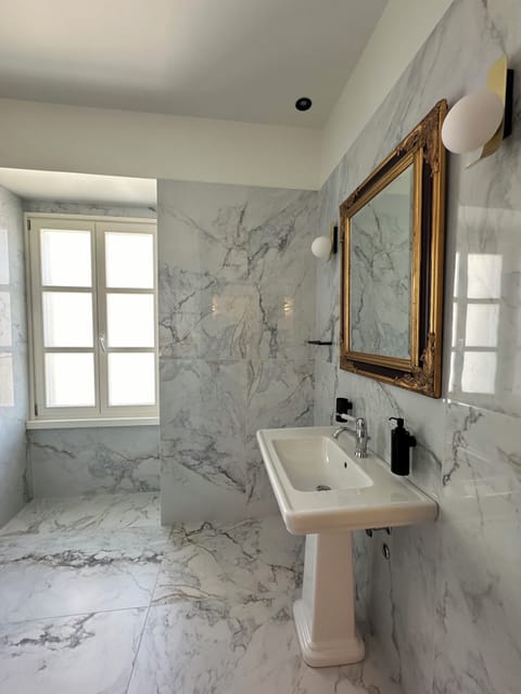 Grande Castellano | Bathroom | Shower, free toiletries, hair dryer, bathrobes