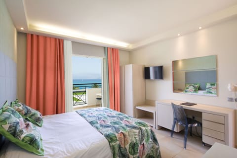 Deluxe Double or Twin Room, Sea View | In-room safe, desk, free WiFi, bed sheets