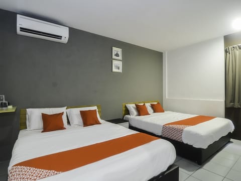 Family Suite | Desk, WiFi (free), bed sheets