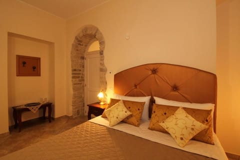 Desk, soundproofing, cribs/infant beds, free WiFi