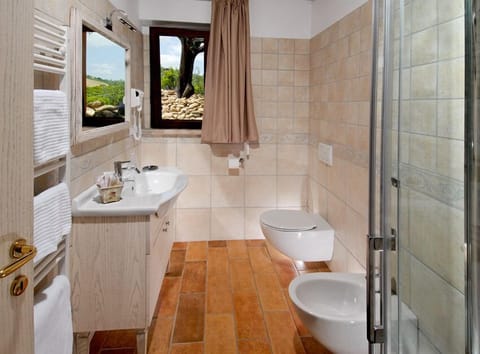 Superior Room, 1 Bedroom | Bathroom | Shower, hair dryer, bidet, towels
