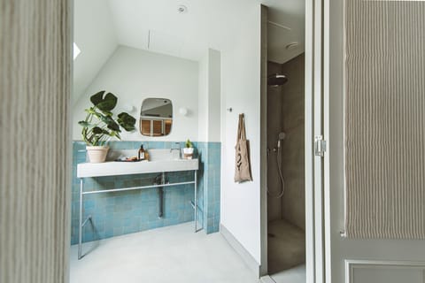 Superior Room, 1 Queen Bed (Retreat Hoy) | Bathroom shower