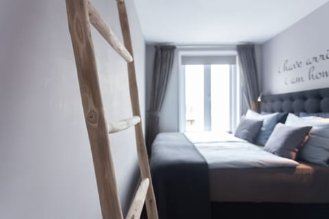 Deluxe Apartment | 1 bedroom, hypo-allergenic bedding, minibar, in-room safe