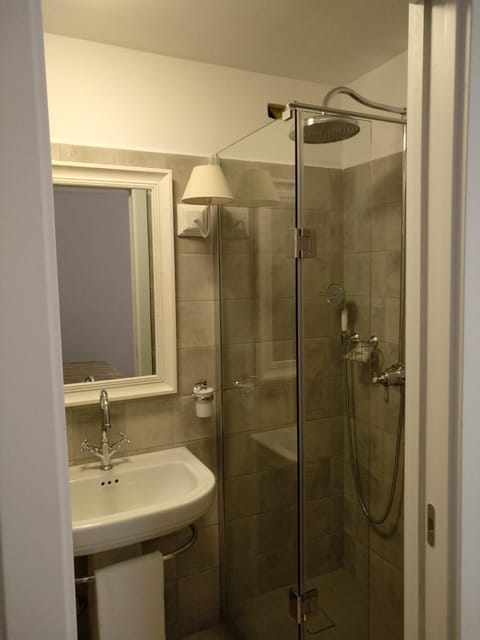 Shower, free toiletries, hair dryer, bidet