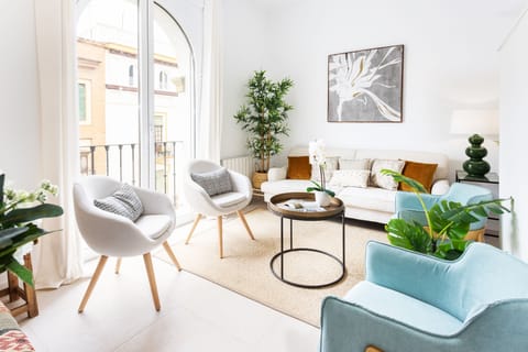 Apartment (4 Bedrooms) | Living room | 32-inch TV with cable channels