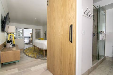 Standard Room, 1 King Bed | Bathroom | Shower, designer toiletries, hair dryer, towels