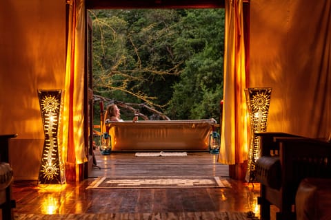 Deep soaking bathtub