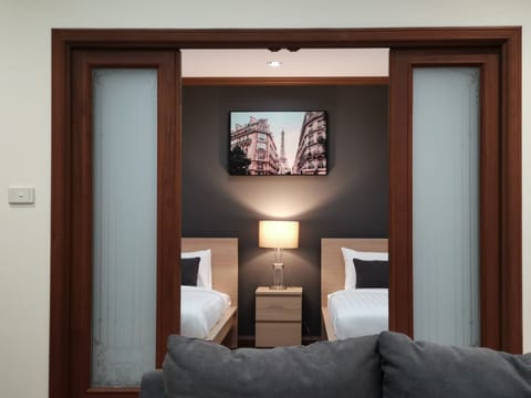 3 Bedrooms Apartment | In-room safe, desk, blackout drapes, soundproofing
