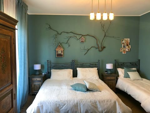 Triple Room | Desk, free cribs/infant beds, free WiFi, bed sheets