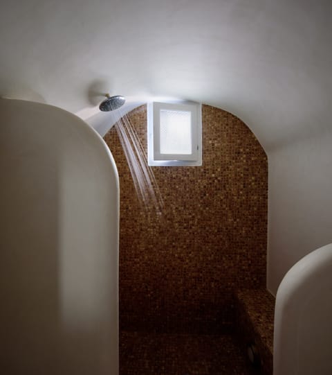 Apartment (Outdoor Hot Tub) | Bathroom | Free toiletries, hair dryer, bathrobes, slippers