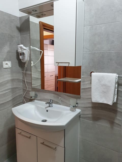 Double or Twin Room | Bathroom sink
