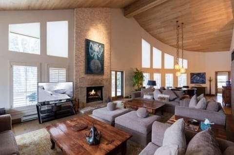 Apartment, 5 Bedrooms | Living area