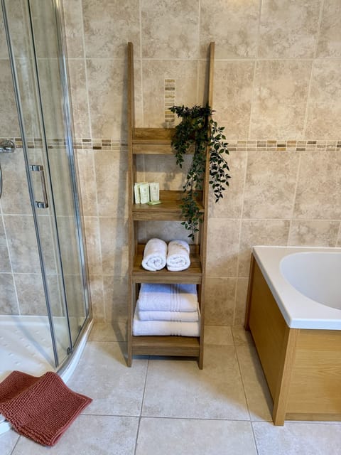 Deluxe Double Room, Ensuite, Sea View (Donard) | Bathroom