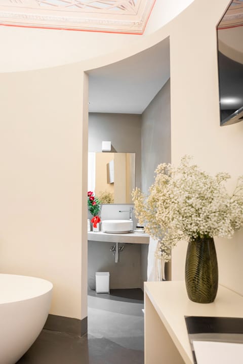 Superior Double Room | Bathroom | Shower, free toiletries, hair dryer, bidet