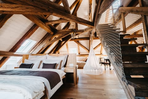 Family Studio Suite (Marie) | Premium bedding, in-room safe, desk, cribs (free)