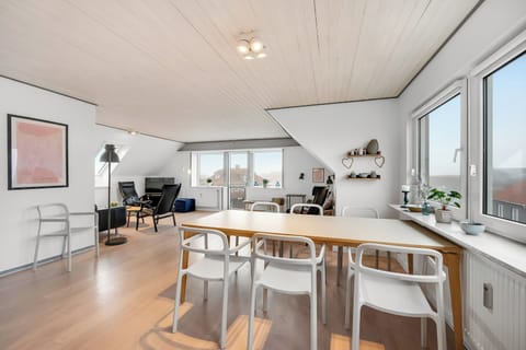 Comfort Apartment, 4 Bedrooms, Non Smoking | Living area | Flat-screen TV