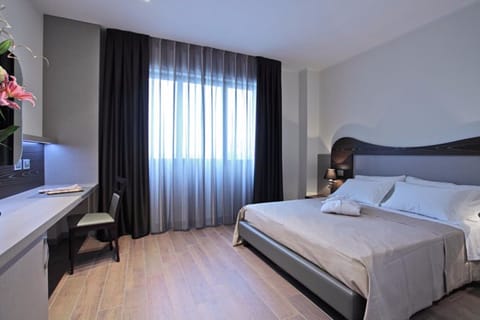 Superior Double Room | Minibar, in-room safe, desk, blackout drapes