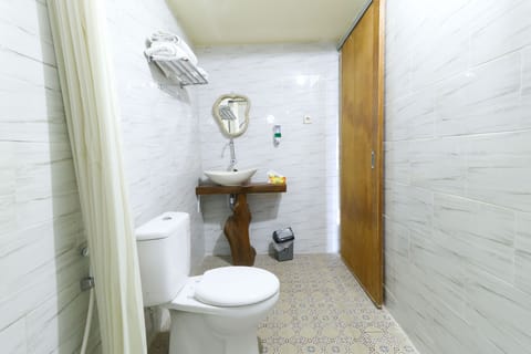 Standard Double Room | Bathroom | Shower, towels, soap, shampoo