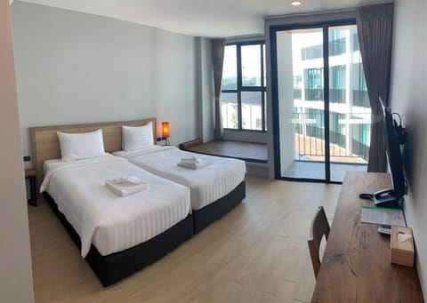 Deluxe Twin Room | Premium bedding, in-room safe, desk, laptop workspace