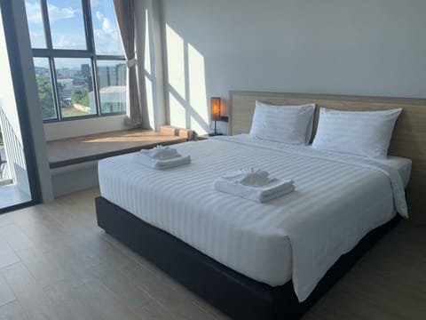 Deluxe Double Room | Premium bedding, in-room safe, desk, laptop workspace