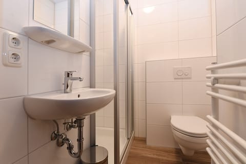 Standard Double Room | Bathroom | Shower, free toiletries, towels