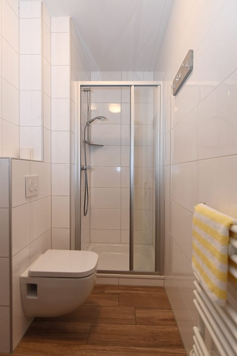 Standard Double Room | Bathroom | Shower, free toiletries, towels