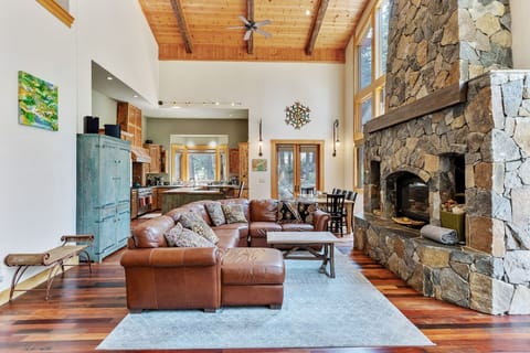 House, 6 Bedrooms | Living room | Smart TV, streaming services