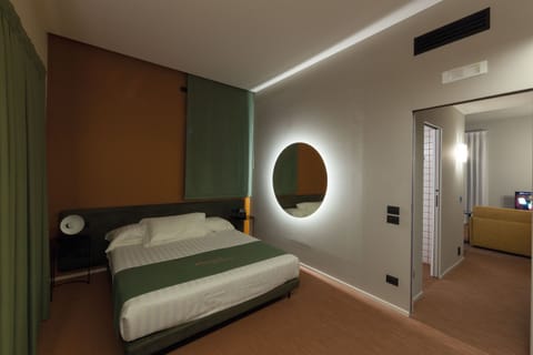 Premium bedding, down comforters, minibar, in-room safe