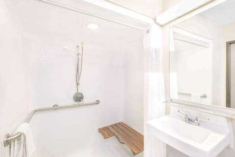 Combined shower/tub, free toiletries, towels