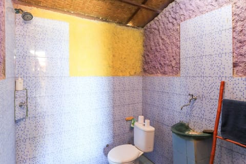 Shared Dormitory | Bathroom | Bathtub, free toiletries