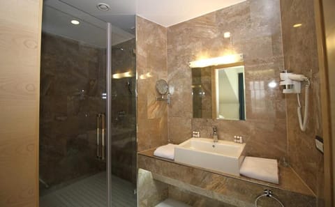 Junior Suite | Bathroom | Free toiletries, hair dryer, bathrobes, slippers