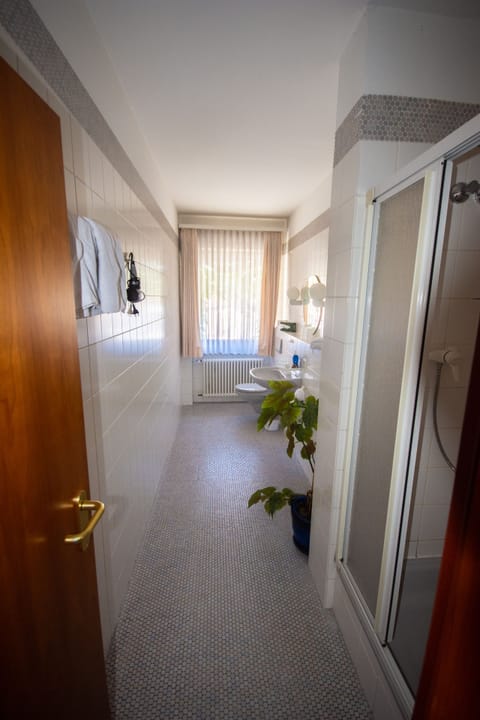 Double Room | Bathroom | Hair dryer, towels, soap, shampoo