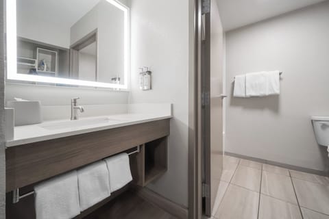 Premium bedding, in-room safe, desk, blackout drapes