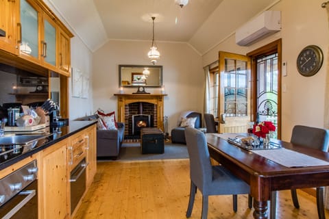 Premium Cottage, 1 Bedroom, Lake View | Living area | Smart TV, fireplace, Netflix