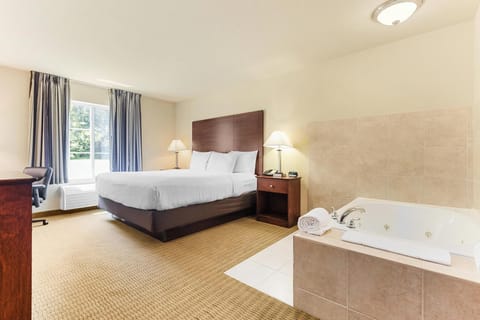 Standard Suite, 1 King Bed, Non Smoking (Whirlpool) | In-room safe, desk, laptop workspace, iron/ironing board