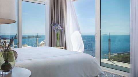 Executive Room, 1 King Bed, Sea View | Hypo-allergenic bedding, minibar, in-room safe, desk