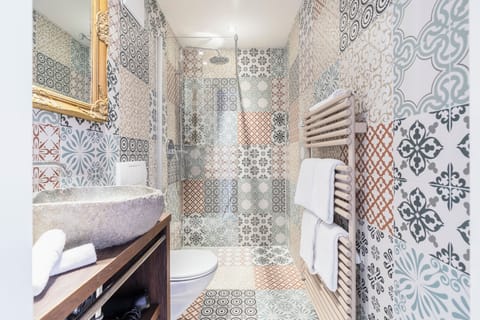 Triple Room | Bathroom | Shower, free toiletries, hair dryer, towels