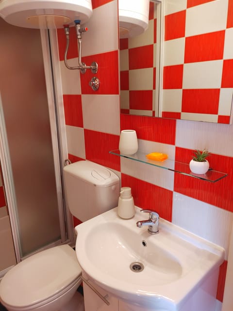 Studio | Bathroom | Shower, free toiletries, bidet, towels