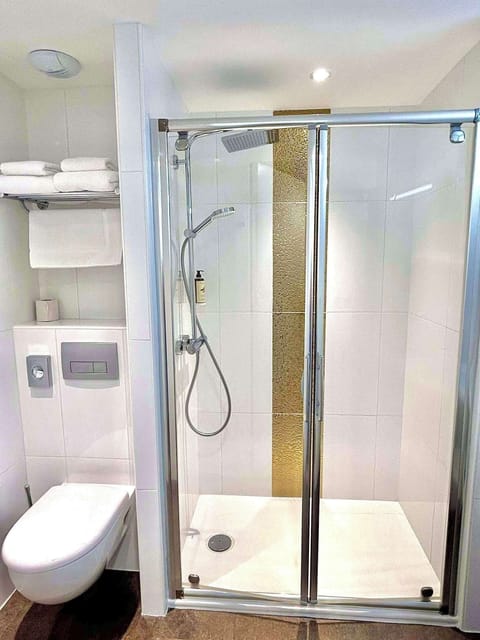 Deluxe Room | Bathroom | Shower, free toiletries, hair dryer, towels