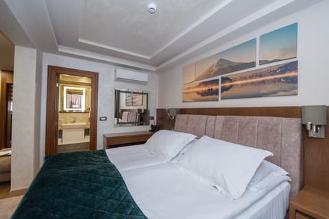 Deluxe Studio Suite | Minibar, in-room safe, desk, soundproofing