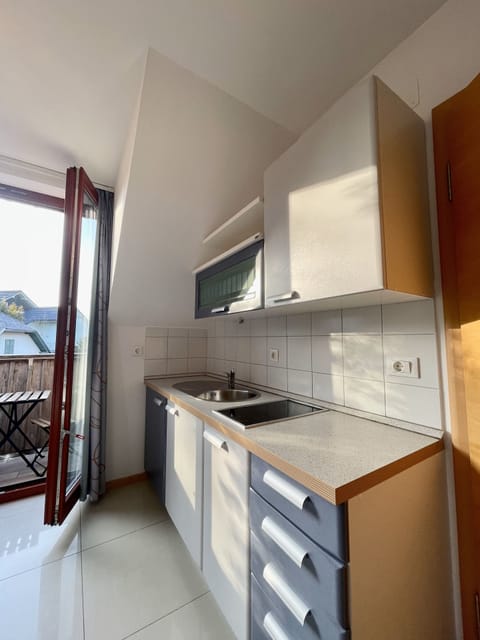 Deluxe Studio (Studio z balkonom) | Private kitchen | Coffee/tea maker, electric kettle